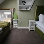 Semesterbostad Brinkburn House Sleeps 8 Beautiful House Scarborough